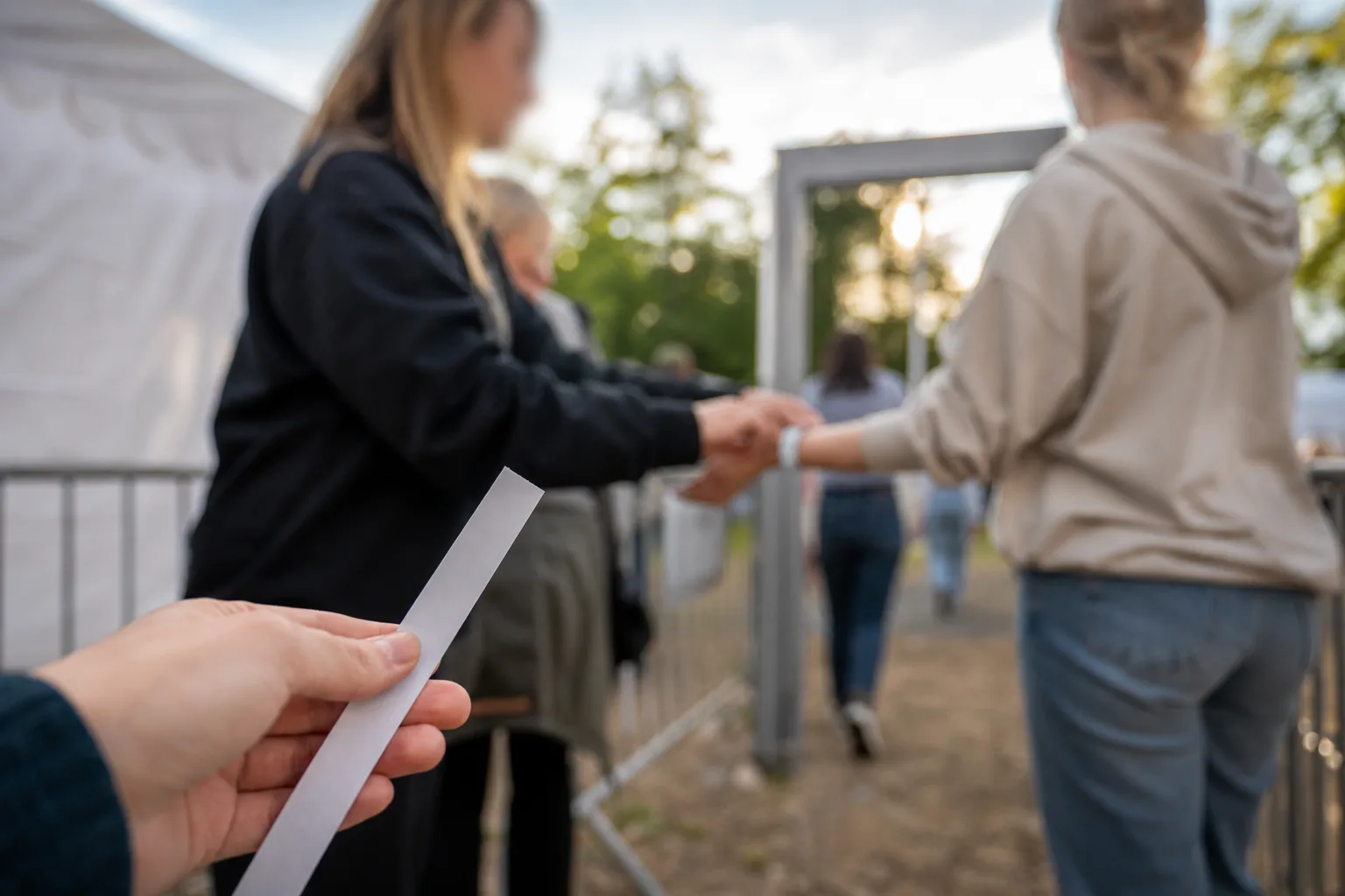 Biljett, armbandsutdelning och grind i en evententré.
