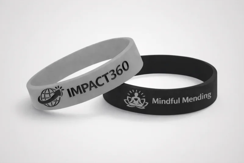 Silikonarmband med präglad och färgfylld text.